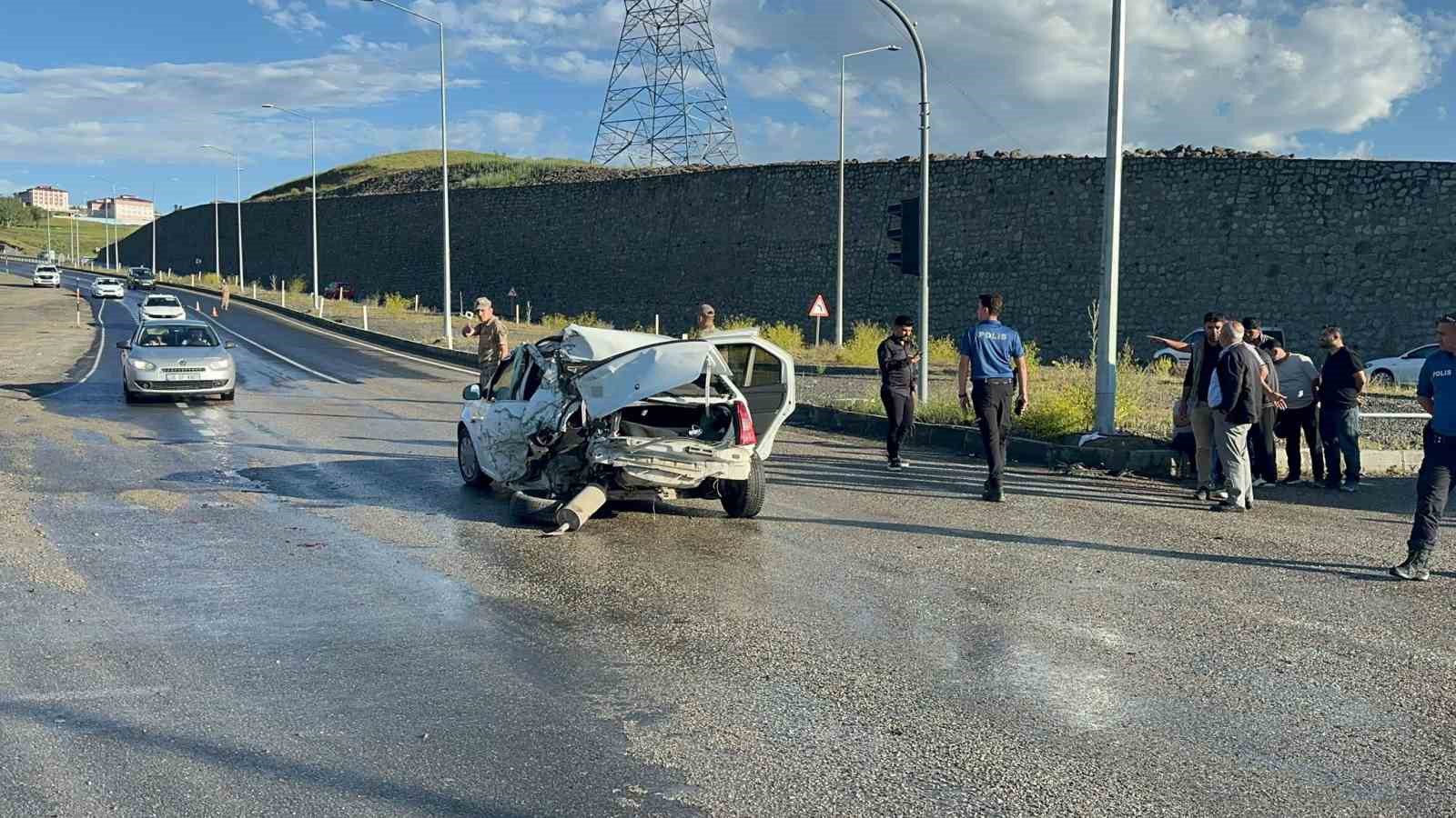 Ağrı’da freni tutmayan kamyonet kırmızı ışıkta duran otomobile çarptı: 2 yaralı