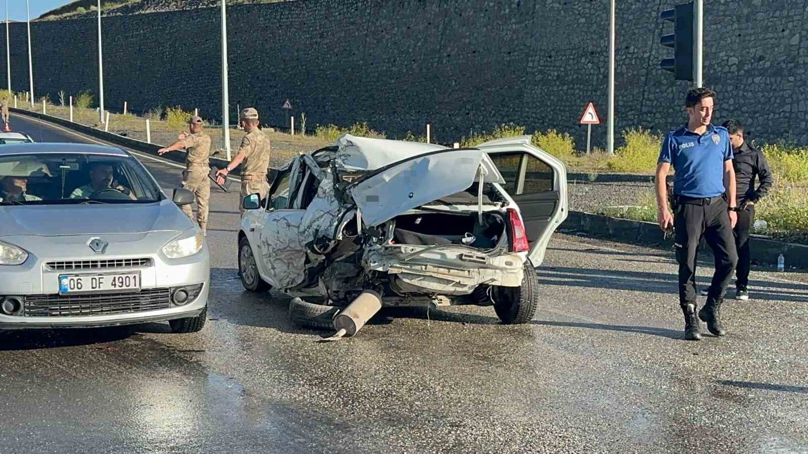 Ağrı’da freni tutmayan kamyonet kırmızı ışıkta duran otomobile çarptı: 2 yaralı