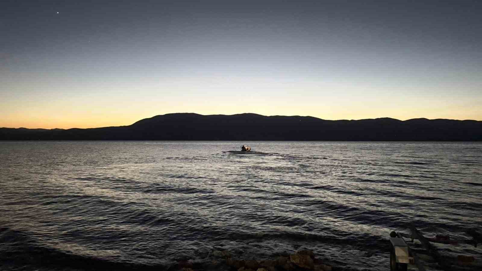 Burdur Gölü’nde kano ile açılan 2 kişiden haber alınamıyor