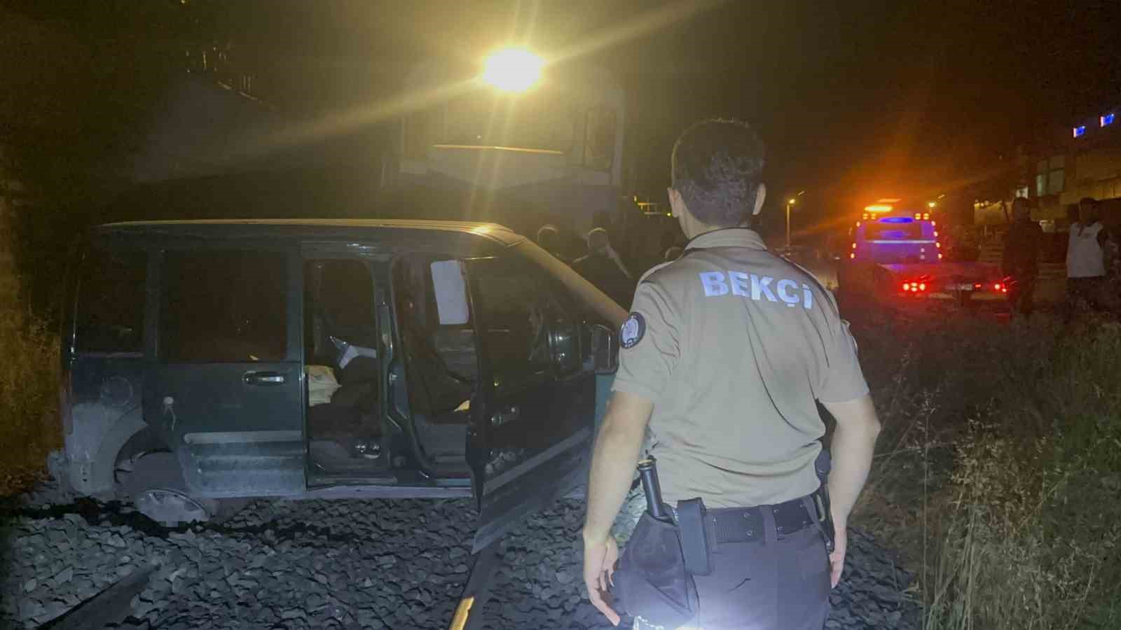 Yük treni hafif ticari aracı 120 metre sürükledi: 2 yaralı