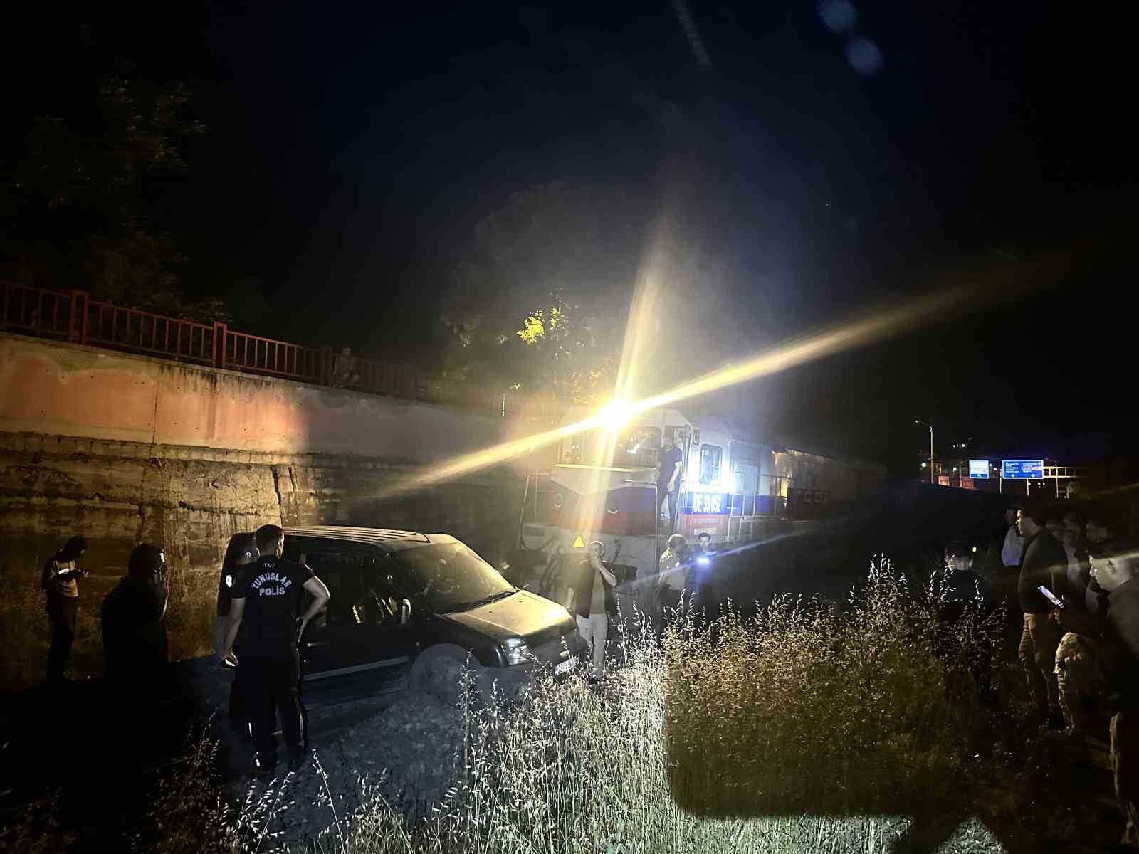 Yük treni hafif ticari aracı 120 metre sürükledi: 2 yaralı
