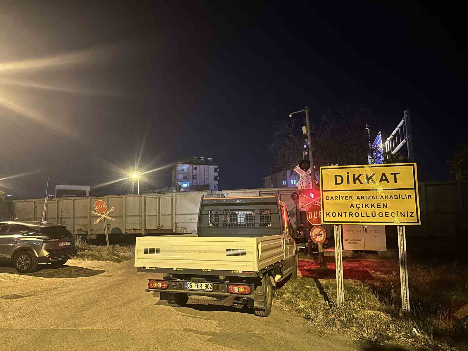 Yük treni hafif ticari aracı 120 metre sürükledi: 2 yaralı
