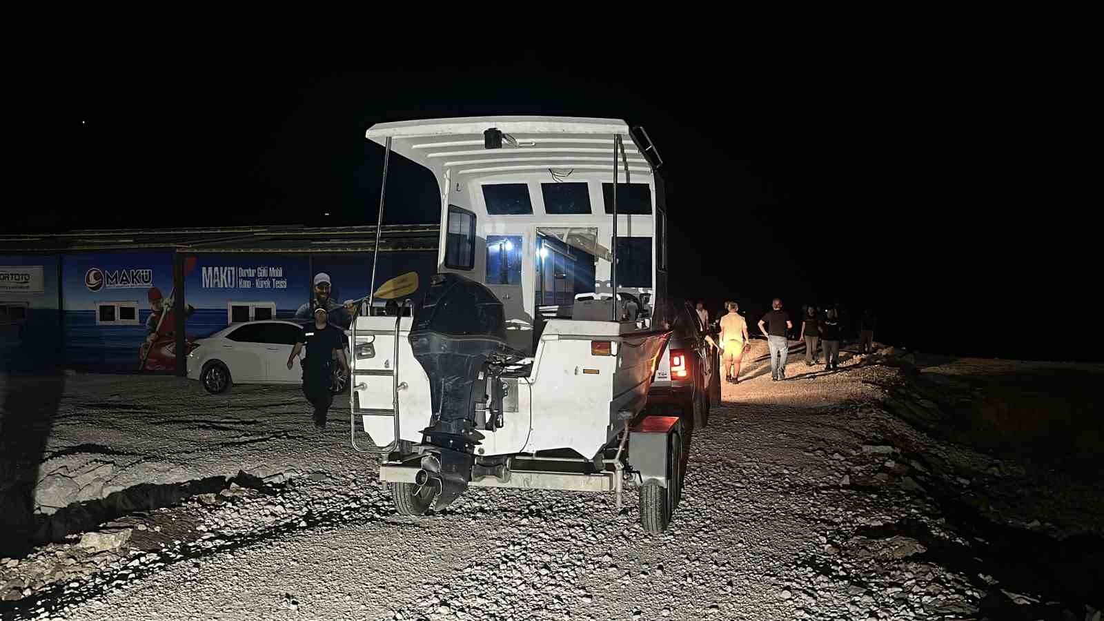 Burdur Gölü’nde kaybolan kanocu iki kadın sağ olarak bulundu