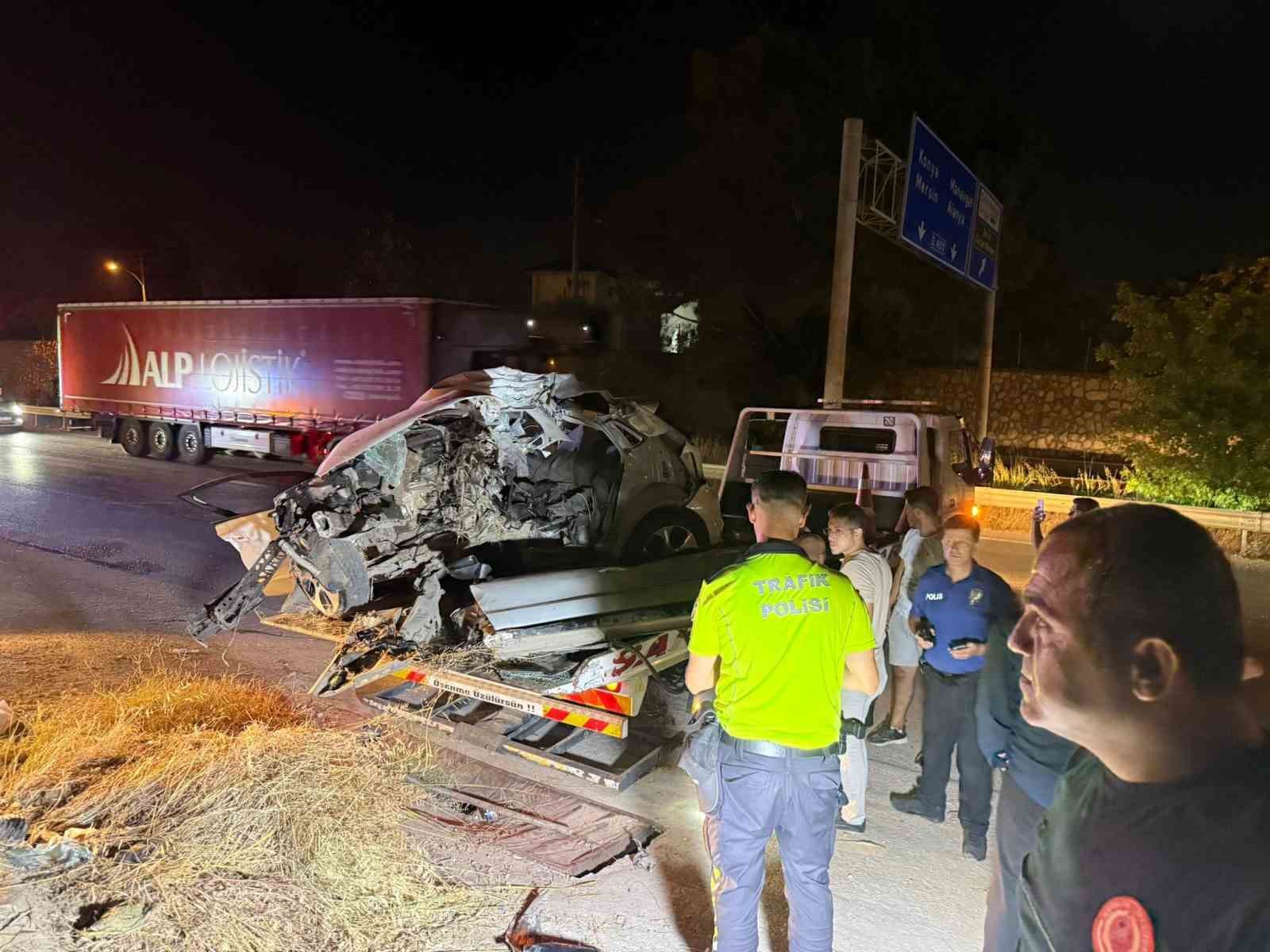 Direğe çarpan otomobilin motoru fırlayıp işçilerin kaldığı barakaya uçtu: 1 ağır yaralı