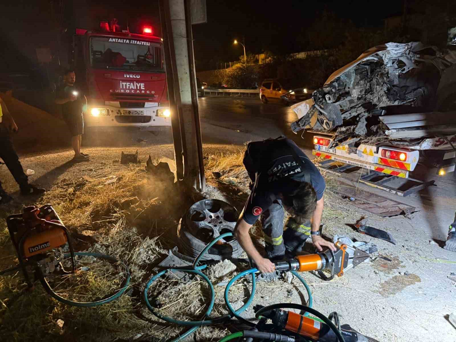 Direğe çarpan otomobilin motoru fırlayıp işçilerin kaldığı barakaya uçtu: 1 ağır yaralı