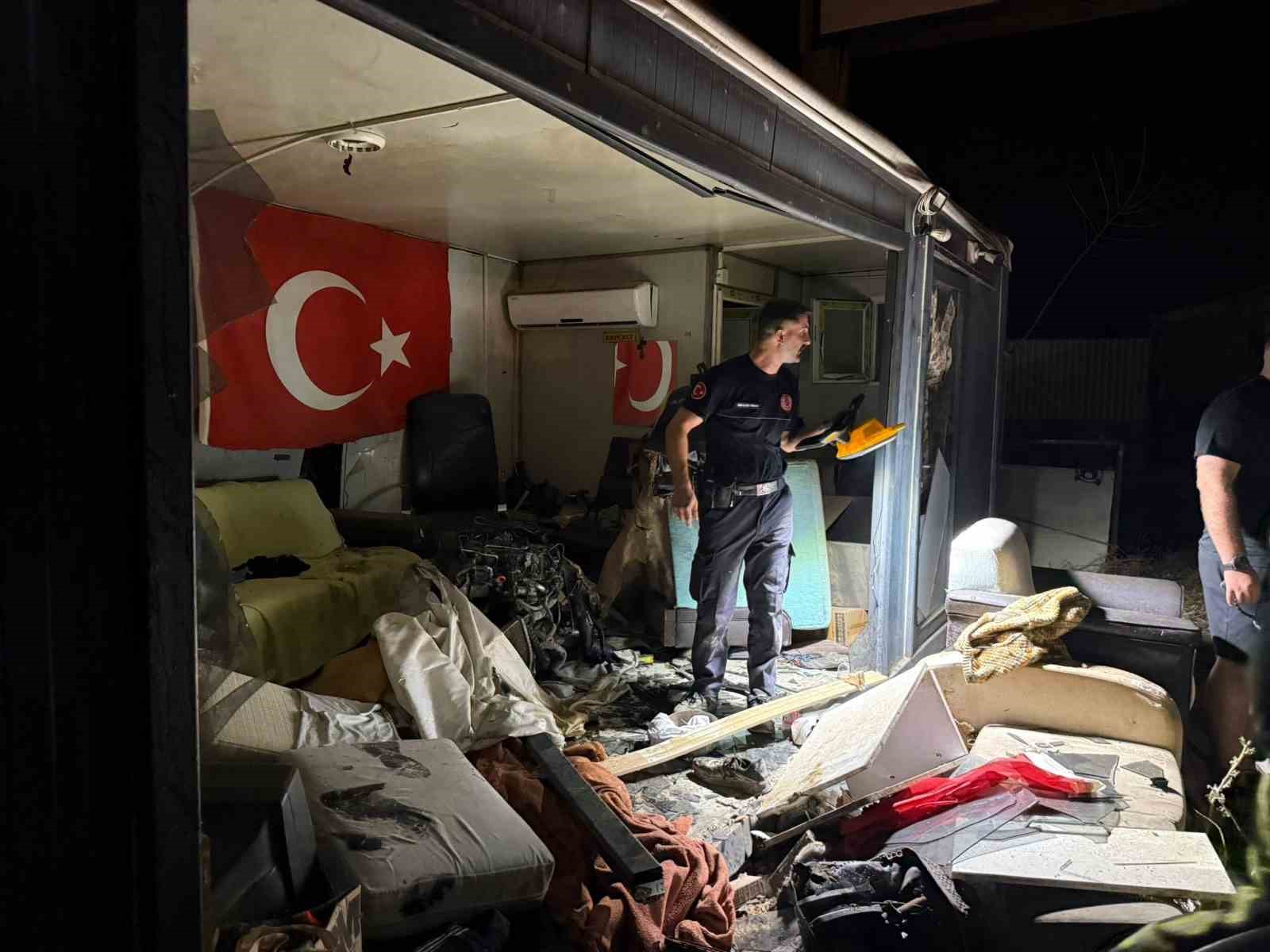 Direğe çarpan otomobilin motoru fırlayıp işçilerin kaldığı barakaya uçtu: 1 ağır yaralı