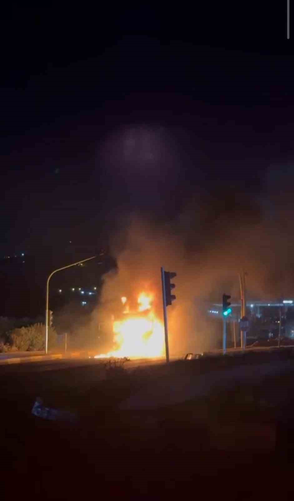Hatay’da seyir halinde olan tır alevlere teslim oldu