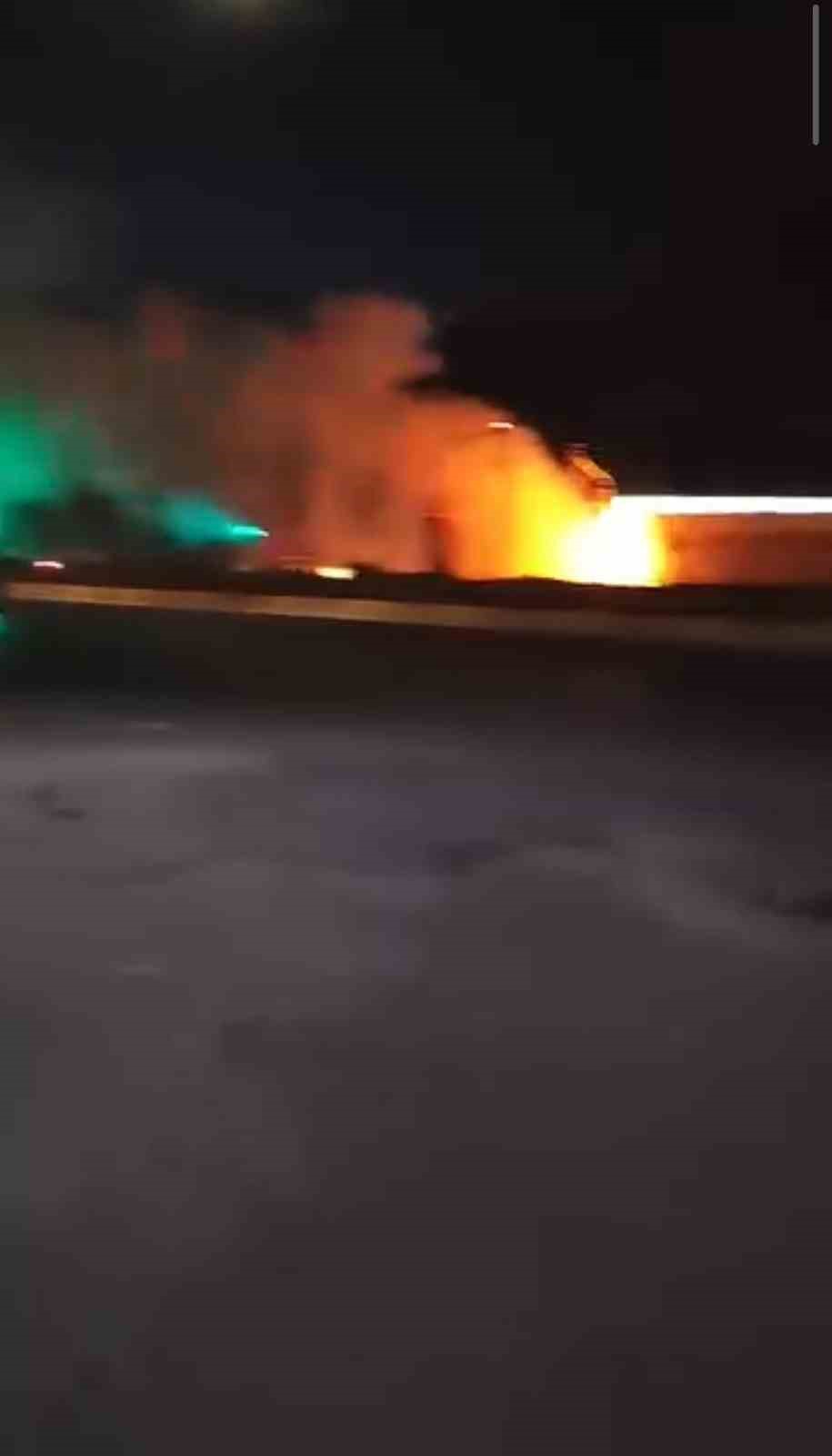 Hatay’da seyir halinde olan tır alevlere teslim oldu