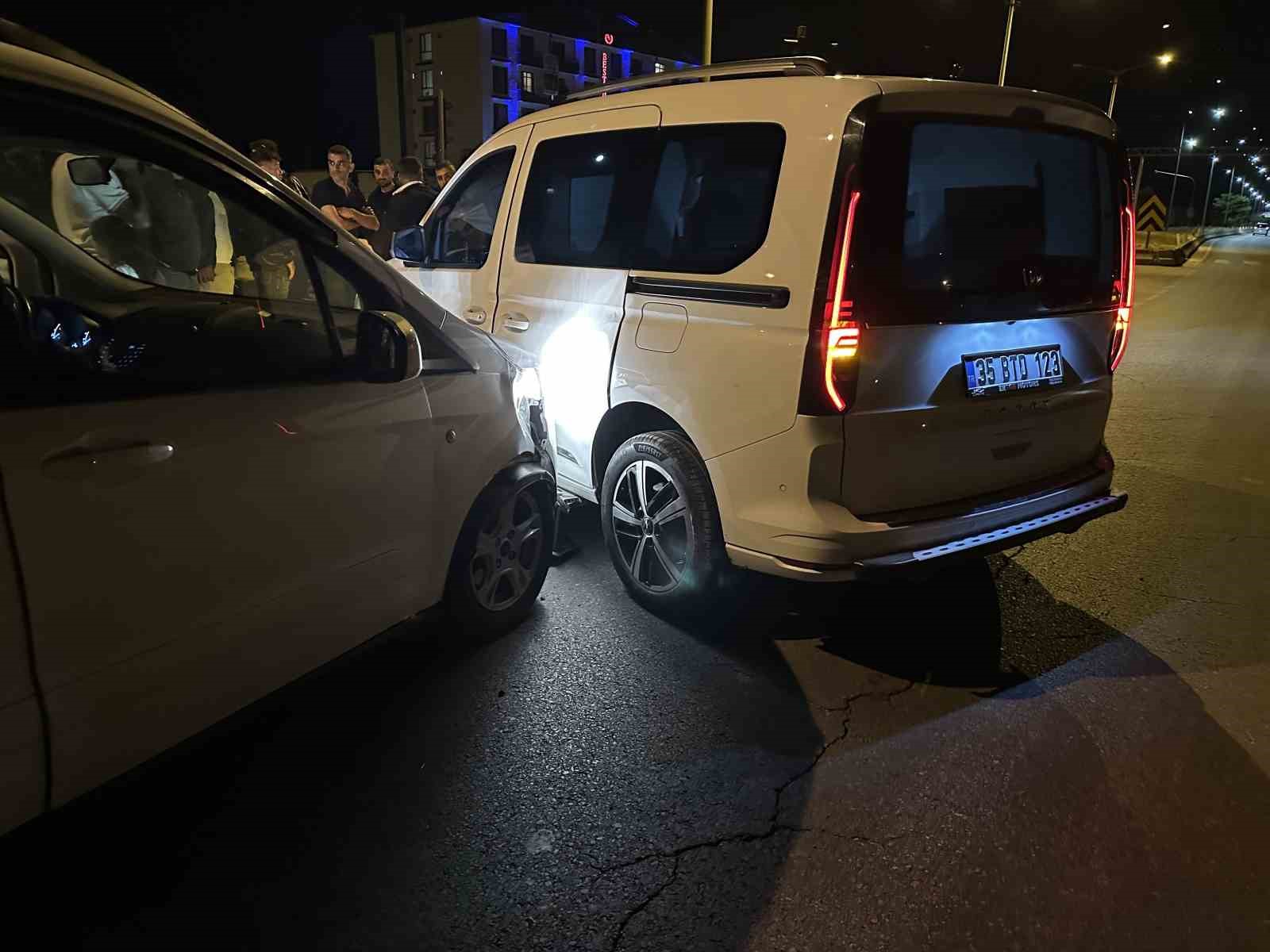 Hasköy’de iki otomobil çarpıştı: Yaralanan olmadı