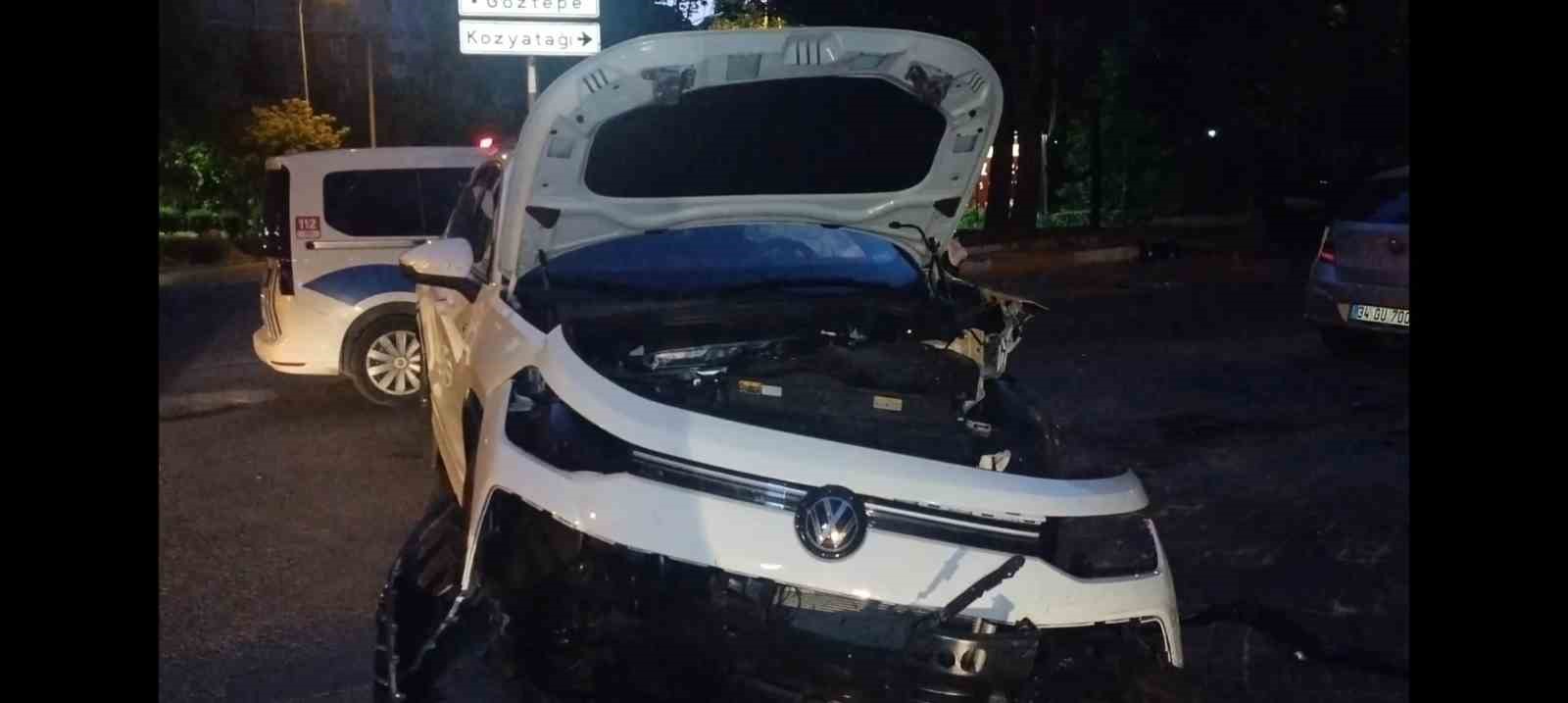 Kadıköy’de iki otomobil çarpıştı: 2 yaralı