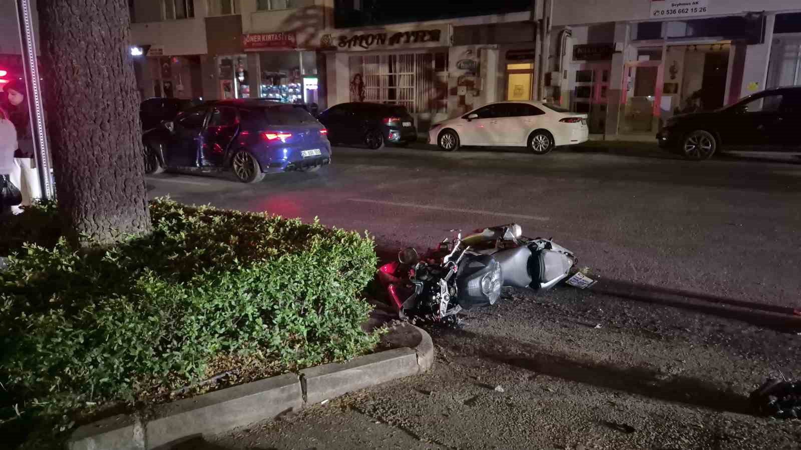 Kasisten çapraz geçmek isteyen otomobile motosiklet çarptı: 2 yaralı