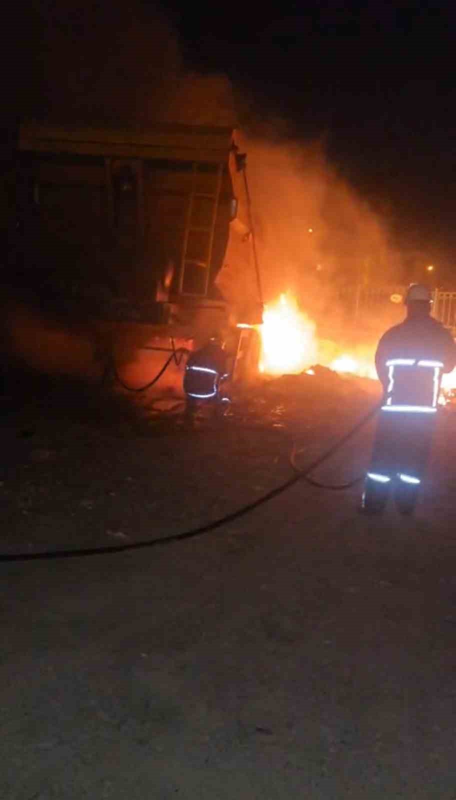 Sinop’ta park halindeki tır dorsesi alev alev yandı