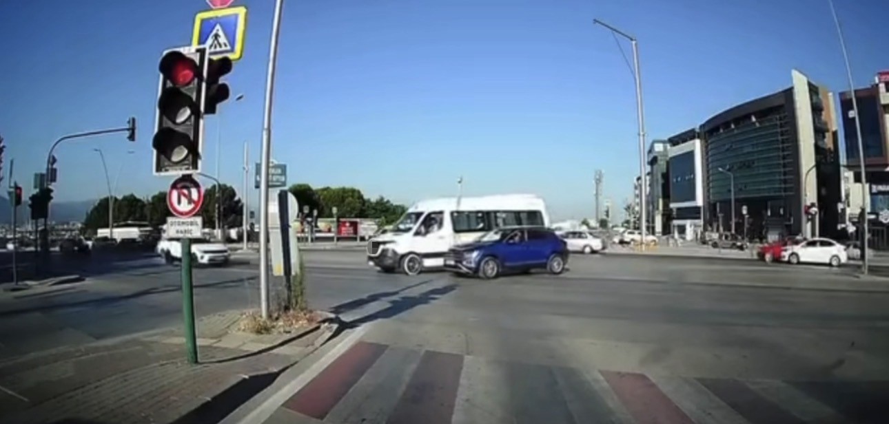 Kırmızı ışık ihlali kazaya neden oldu