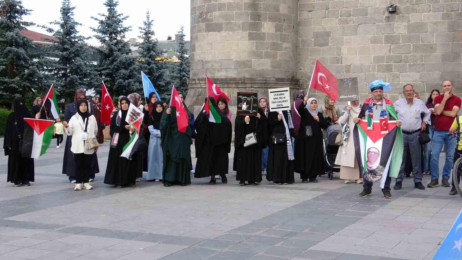 Erzurum’da sağlıkçılar 137’inci kez Gazze için yürüdü