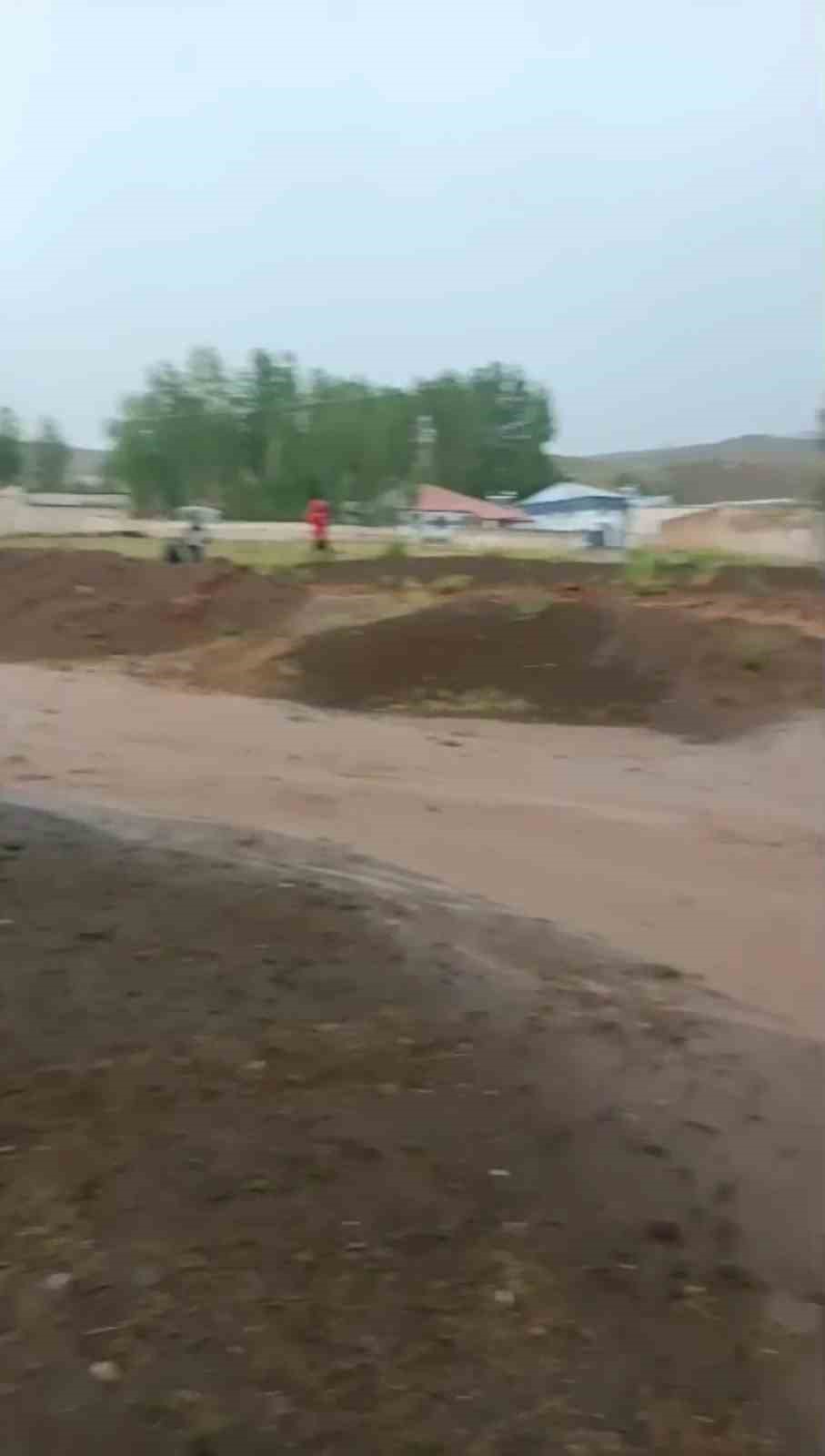 Saray ilçesinde sağanak yağış sele neden oldu