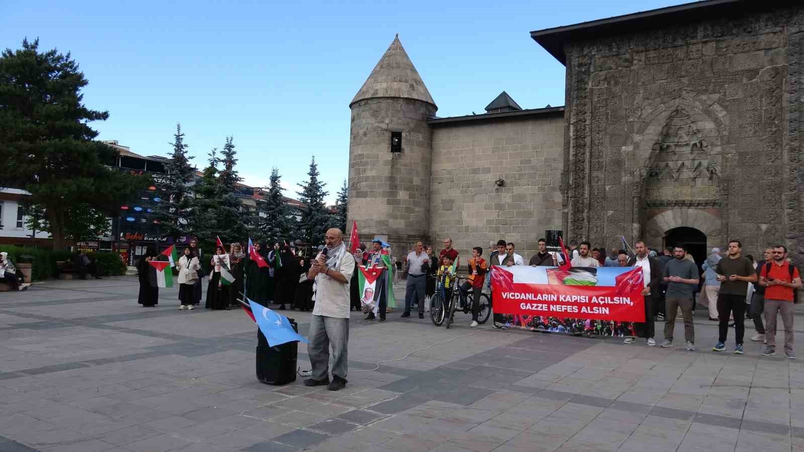 Erzurum’da sağlıkçılar 137’inci kez Gazze için yürüdü