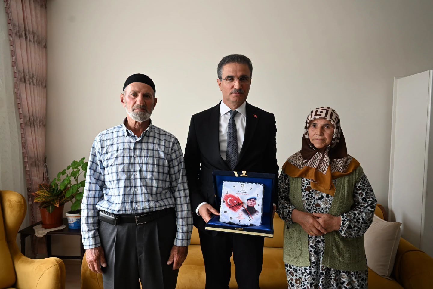 Vali Baruş’tan Narman’da şehit ailesi ve gaziye anlamlı ziyaret