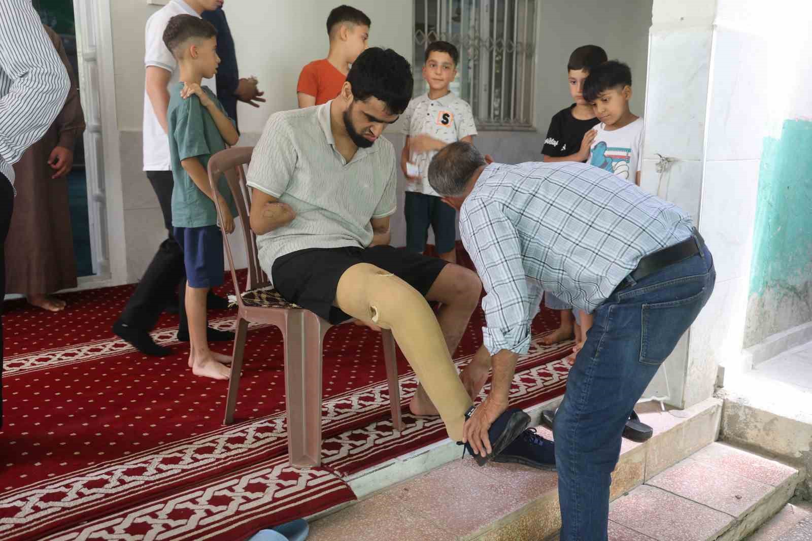 Babasına uzattığı demirin elektrik tellerine değmesiyle akıma kapılarak kollarını ve bacağını kaybeden Ahmet ibadet ederek yaşama tutundu