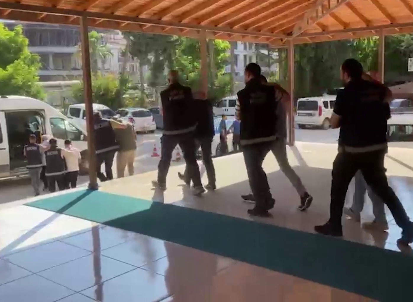 Faizle para vererek kumar bağımlılarını borç batağına düşüren tefecilere operasyon