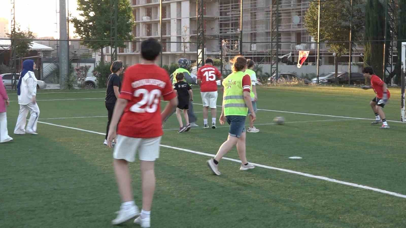 Anneler sahaya indi, bağımlılığa kırmızı kart gösterdi