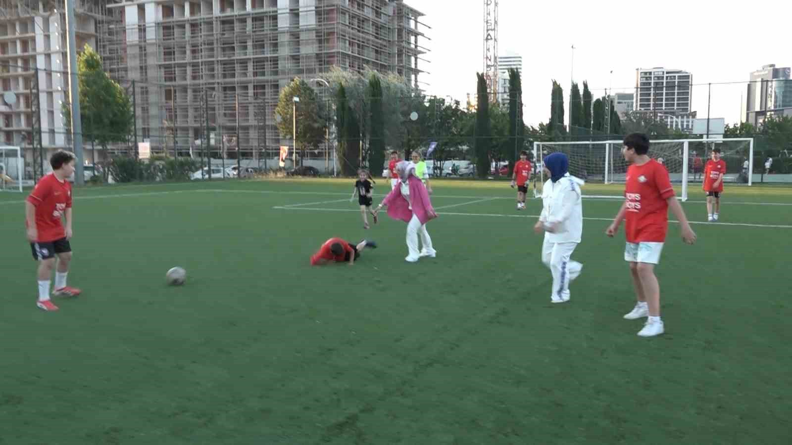 Anneler sahaya indi, bağımlılığa kırmızı kart gösterdi