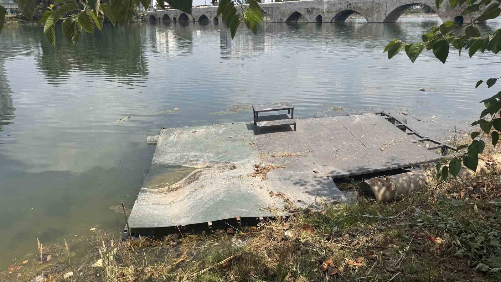 Adana’da Seyhan Nehri ve çevresindeki kirliliğe vatandaştan tepki