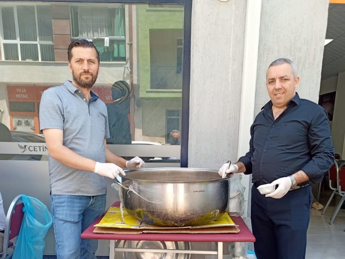 Eskişehir’de yaşayan Aşağı Piribeyli köylüleri vatandaşlara aşure ikramında bulundu
