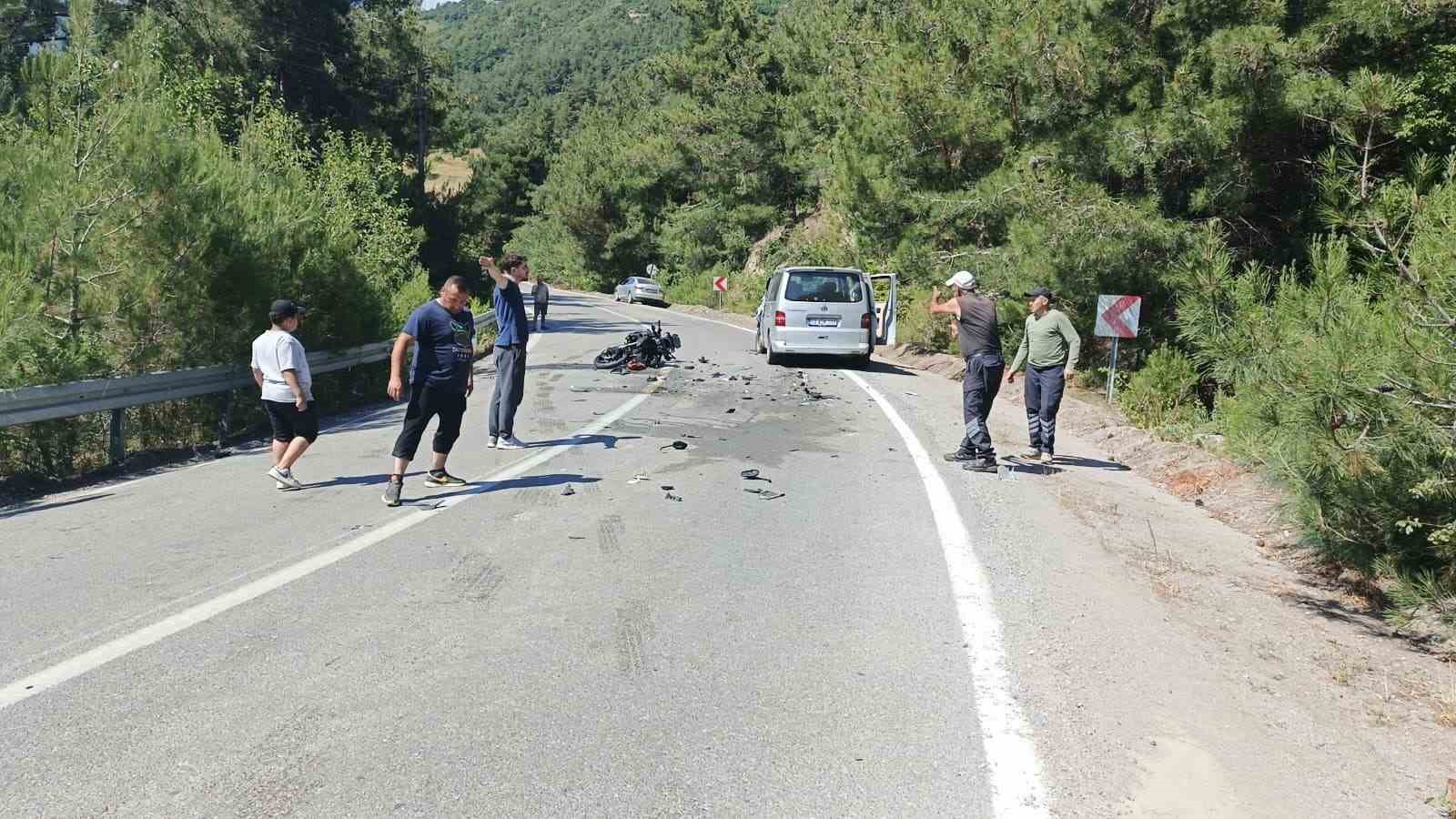 Motosiklet ile minibüs çarpıştı: Motosiklet sürücüsü hayatını kaybetti