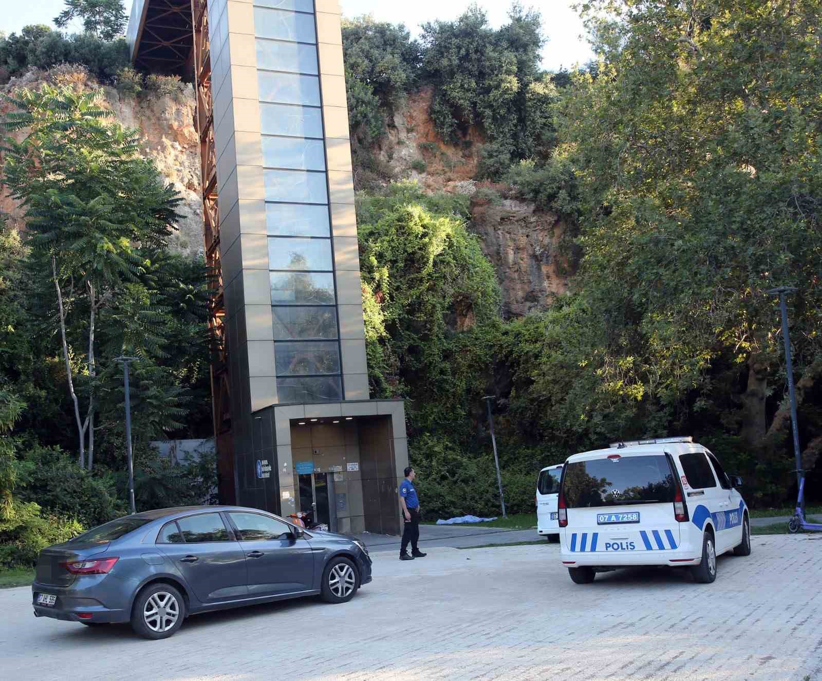 Panaromik asansörde manzara izlerken düşerek hayatını kaybetti