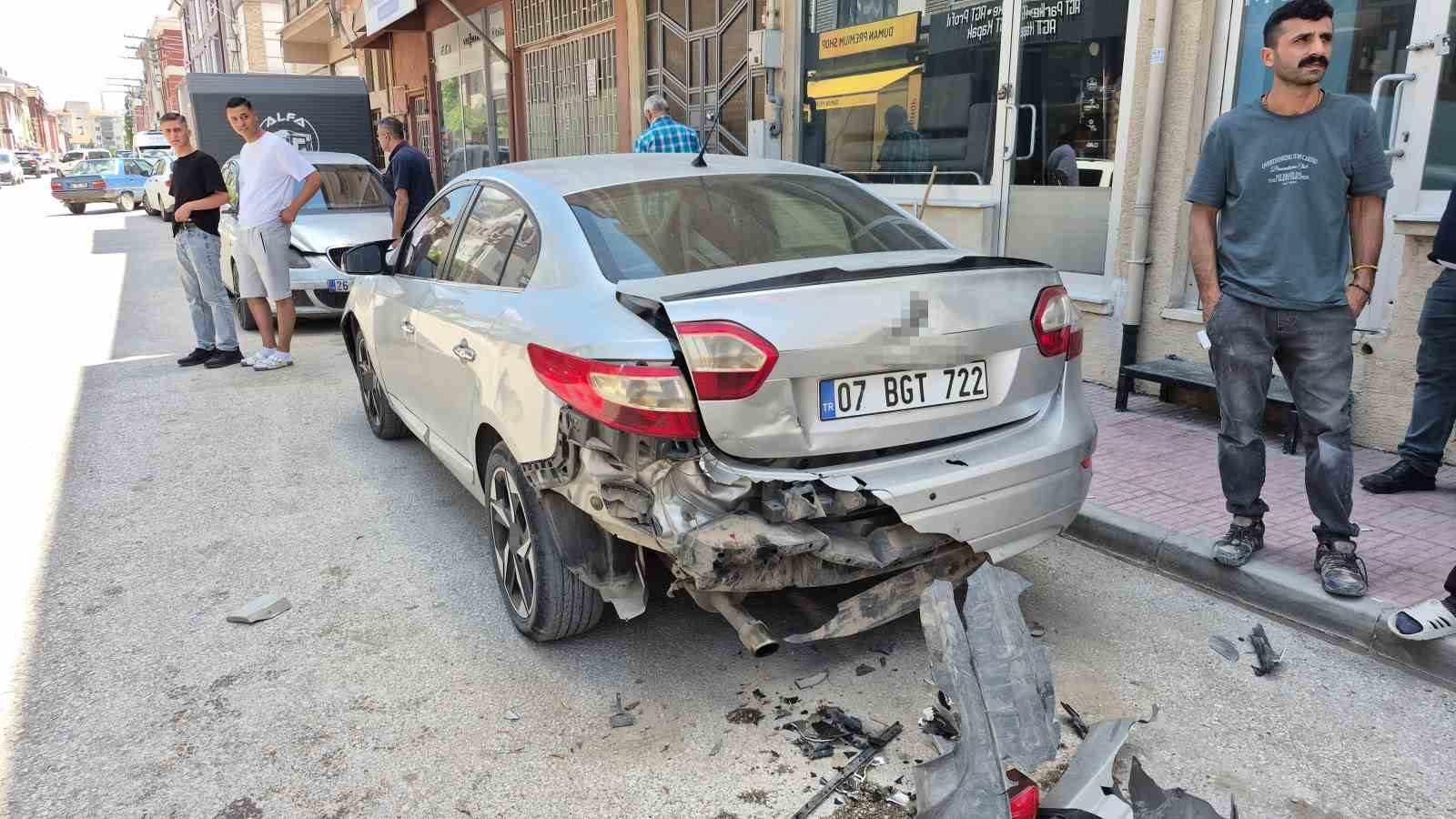 Alkollü ve ehliyetsiz sürücünün kullandığı otomobil, park halindeki araçlara çarptı