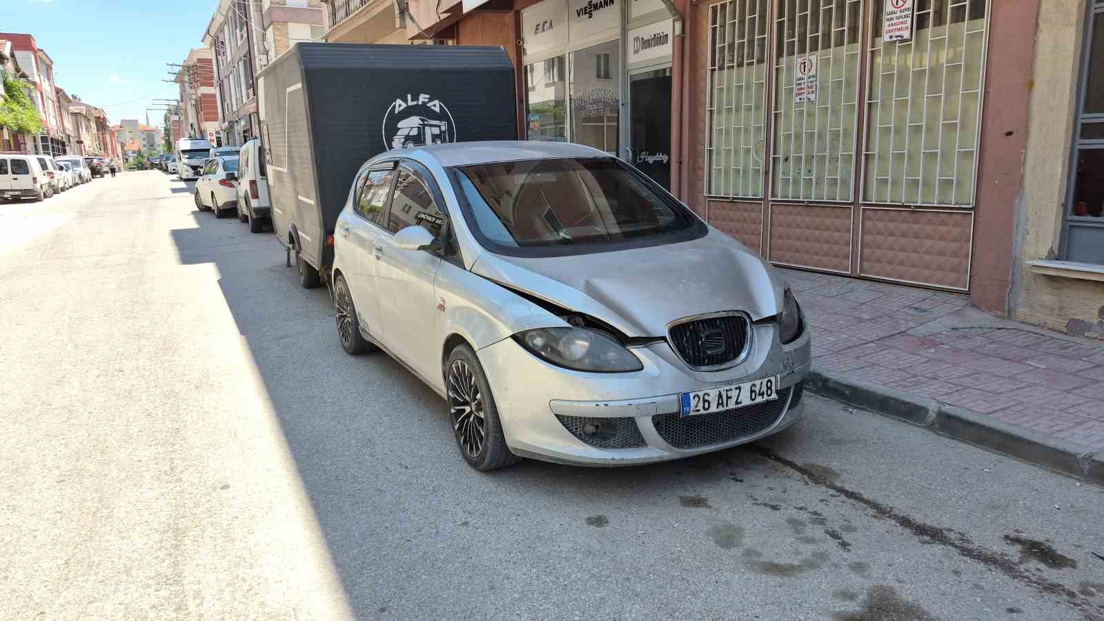 Alkollü ve ehliyetsiz sürücünün kullandığı otomobil, park halindeki araçlara çarptı