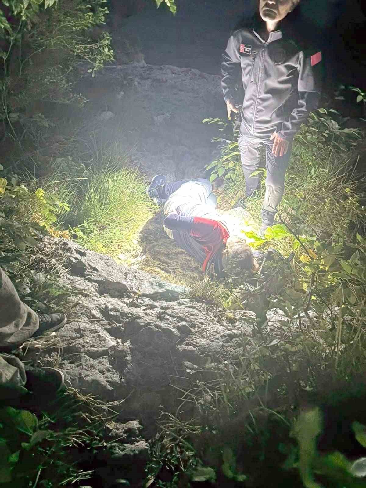 Kayalıklardan düşen amatör balıkçıyı AFAD ve itfaiye ekipleri kurtardı