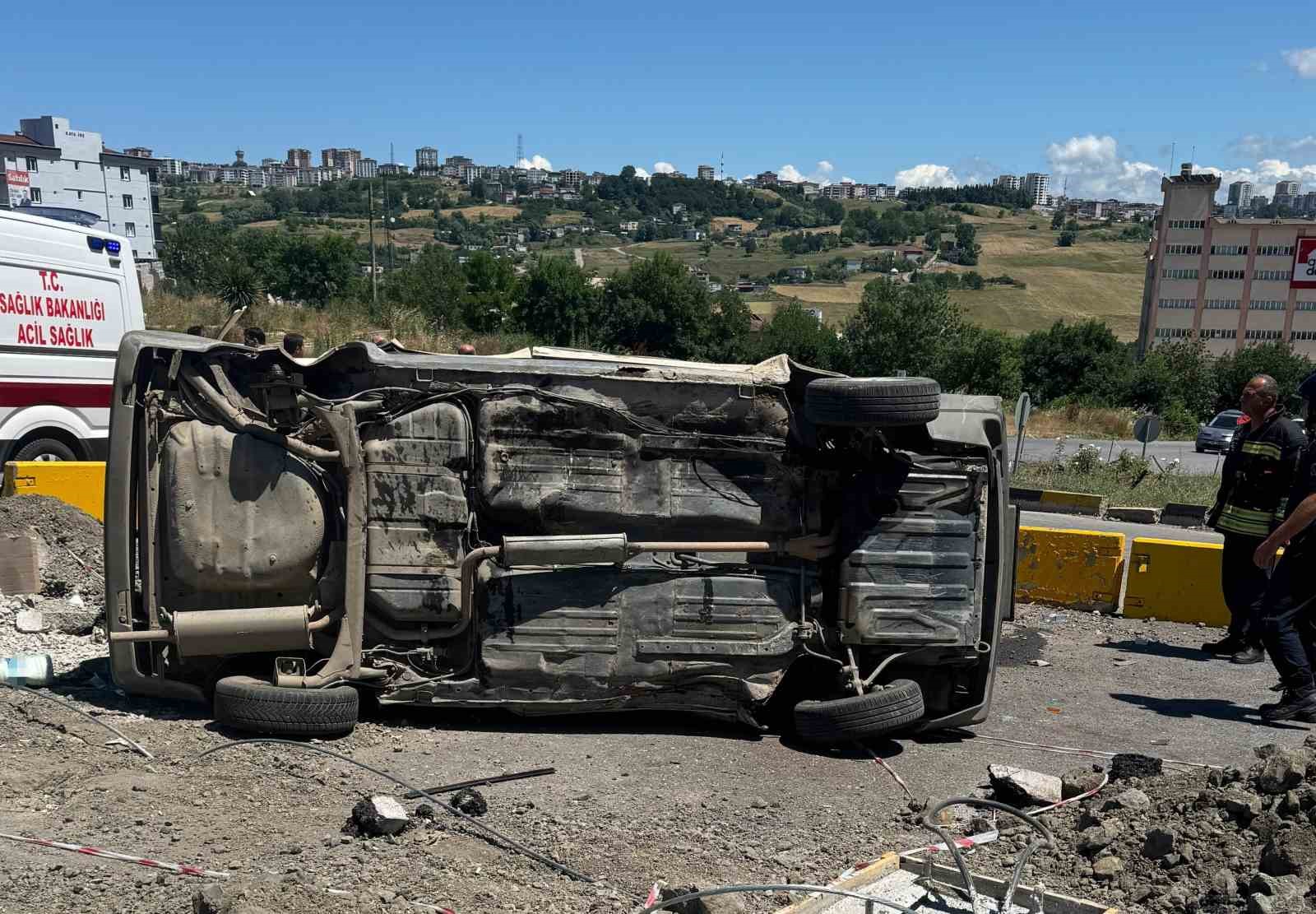 Kavşakta iki otomobil çarpıştı: 3 yaralı
