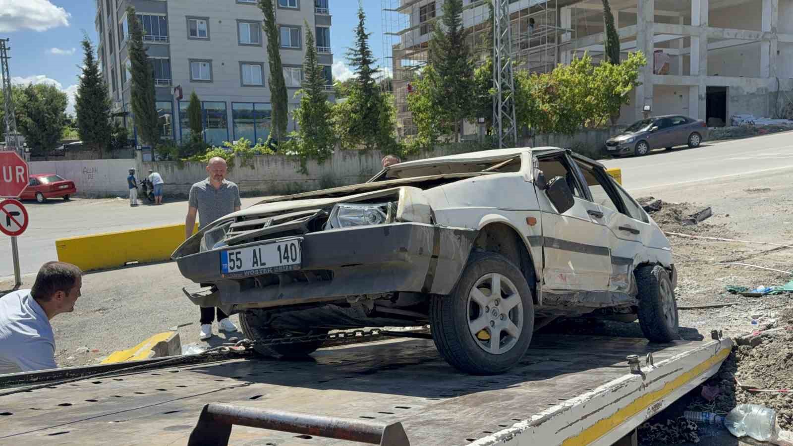 Kavşakta iki otomobil çarpıştı: 3 yaralı