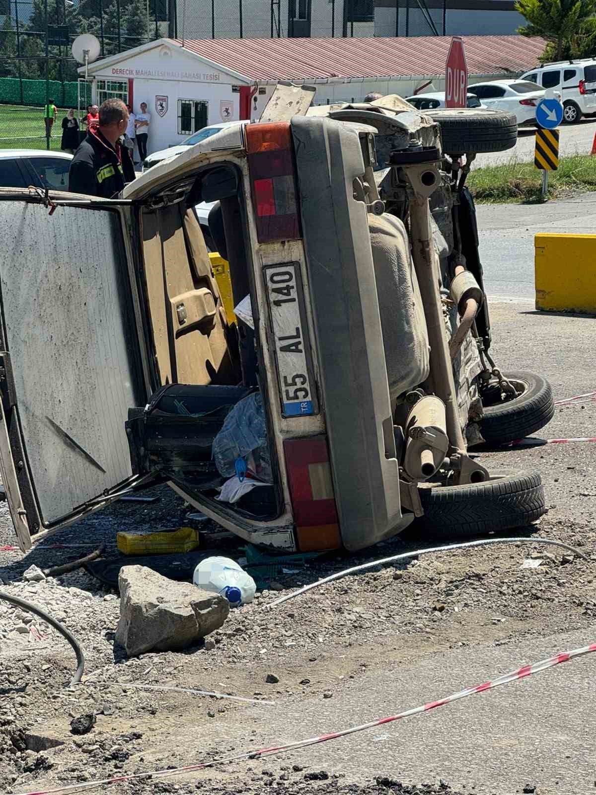 Kavşakta iki otomobil çarpıştı: 3 yaralı