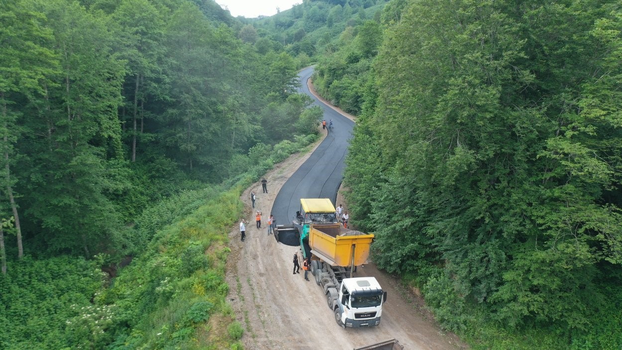 Ordu’nun kırsalında sıcak asfalt çalışmaları