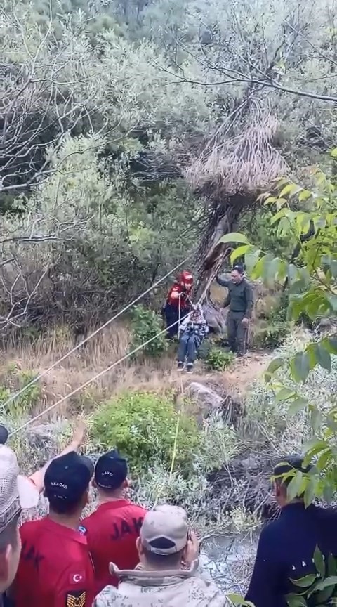 Dere kenarında mahsur kalan kardeşlerin yardımına jandarma yetişti