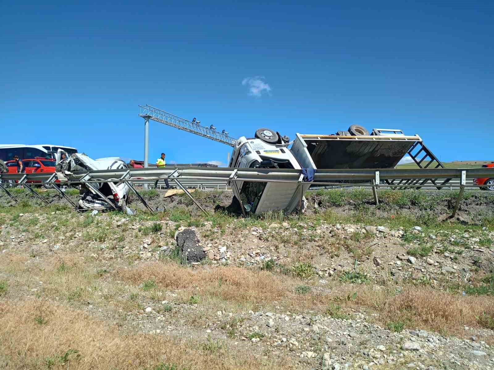 Aşkale’de feci trafik kazası: 1’i ağır 2 yaralı