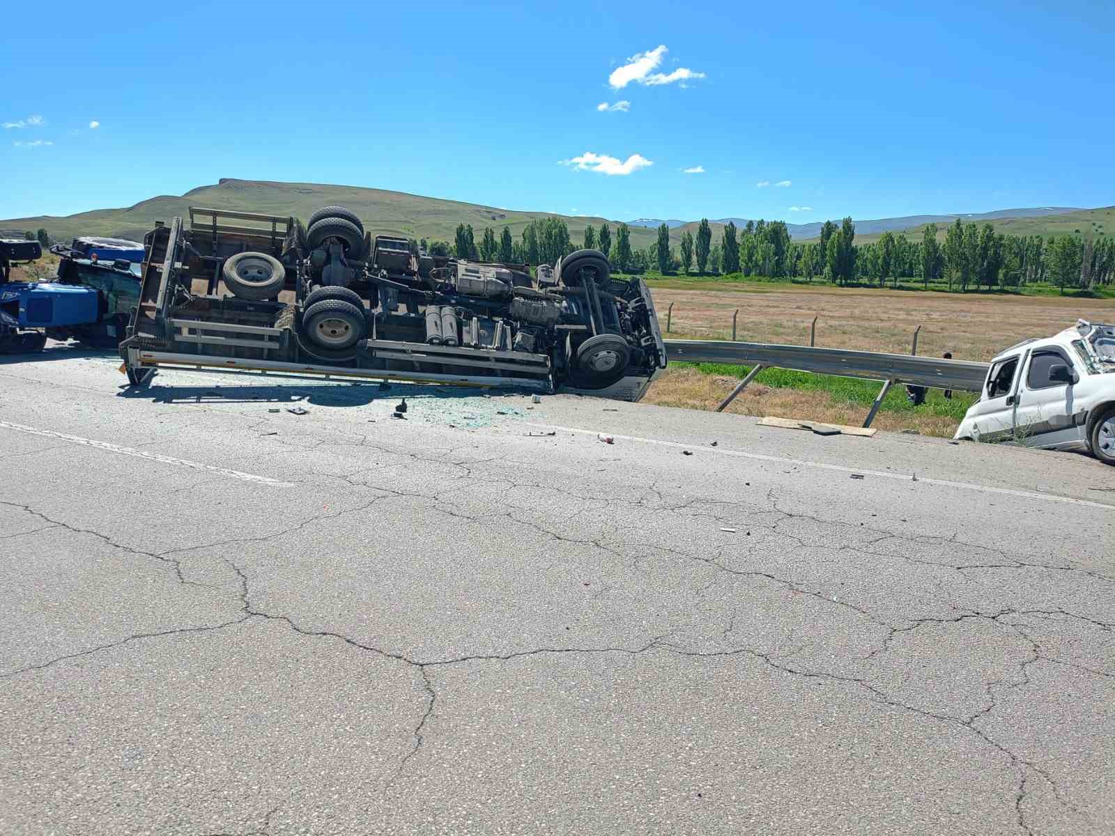 Aşkale’de feci trafik kazası: 1’i ağır 2 yaralı
