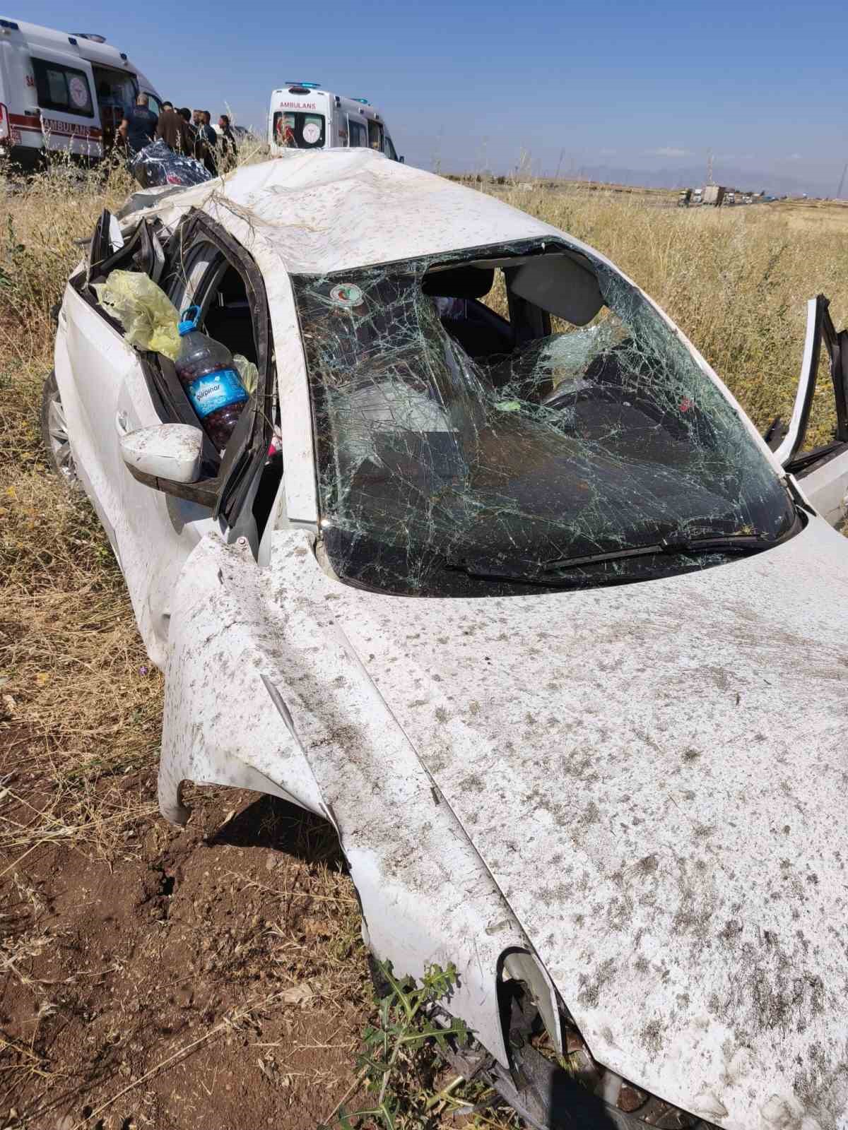 Şırnak’ta otomobil şarampole devrildi: 1’i bebek 5 yaralı