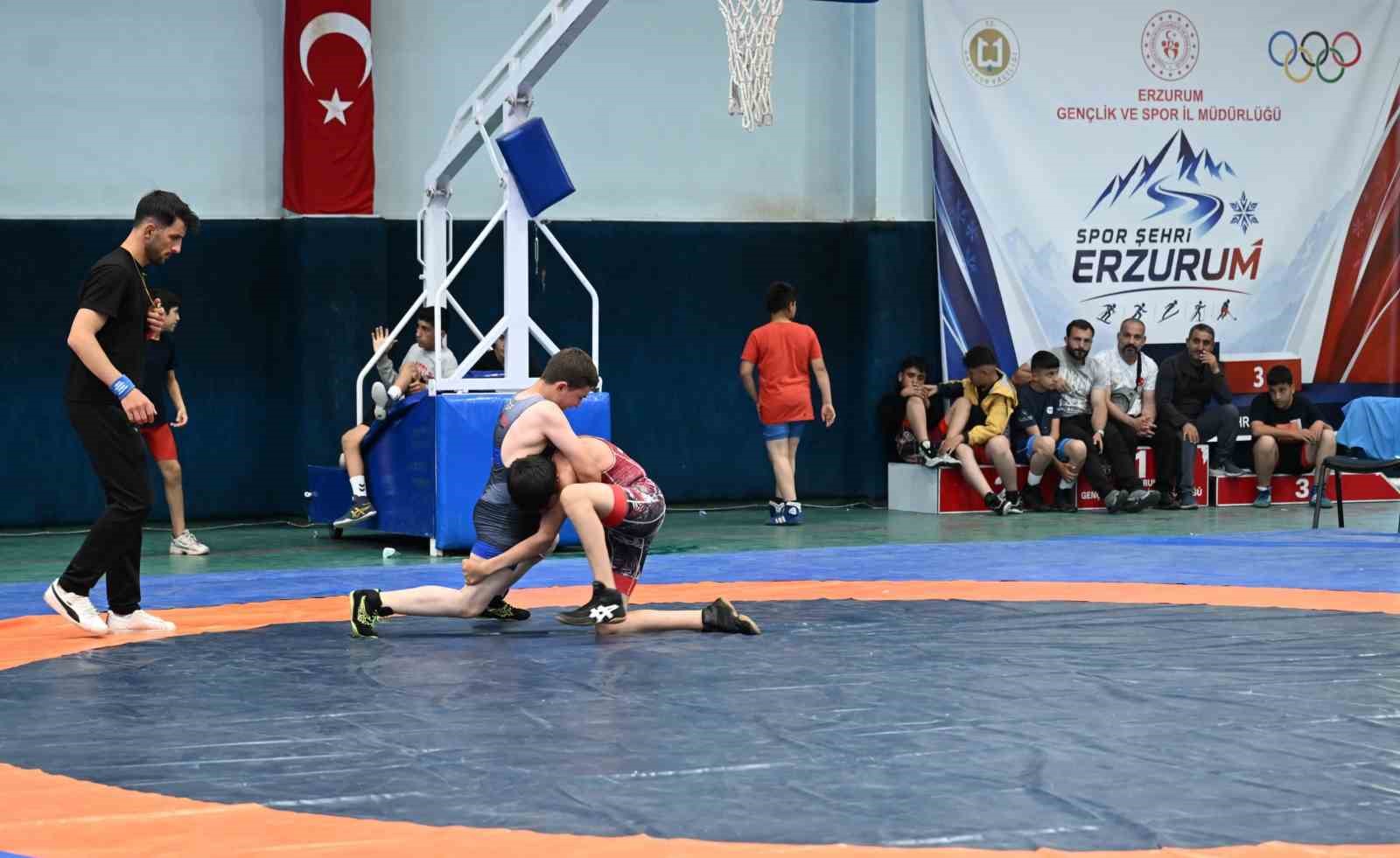 Minikler minderde kozlarını paylaştı