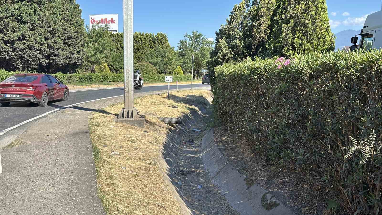 Panelvan yön tabelasına çarptı: 1 ölü, 2 yaralı
