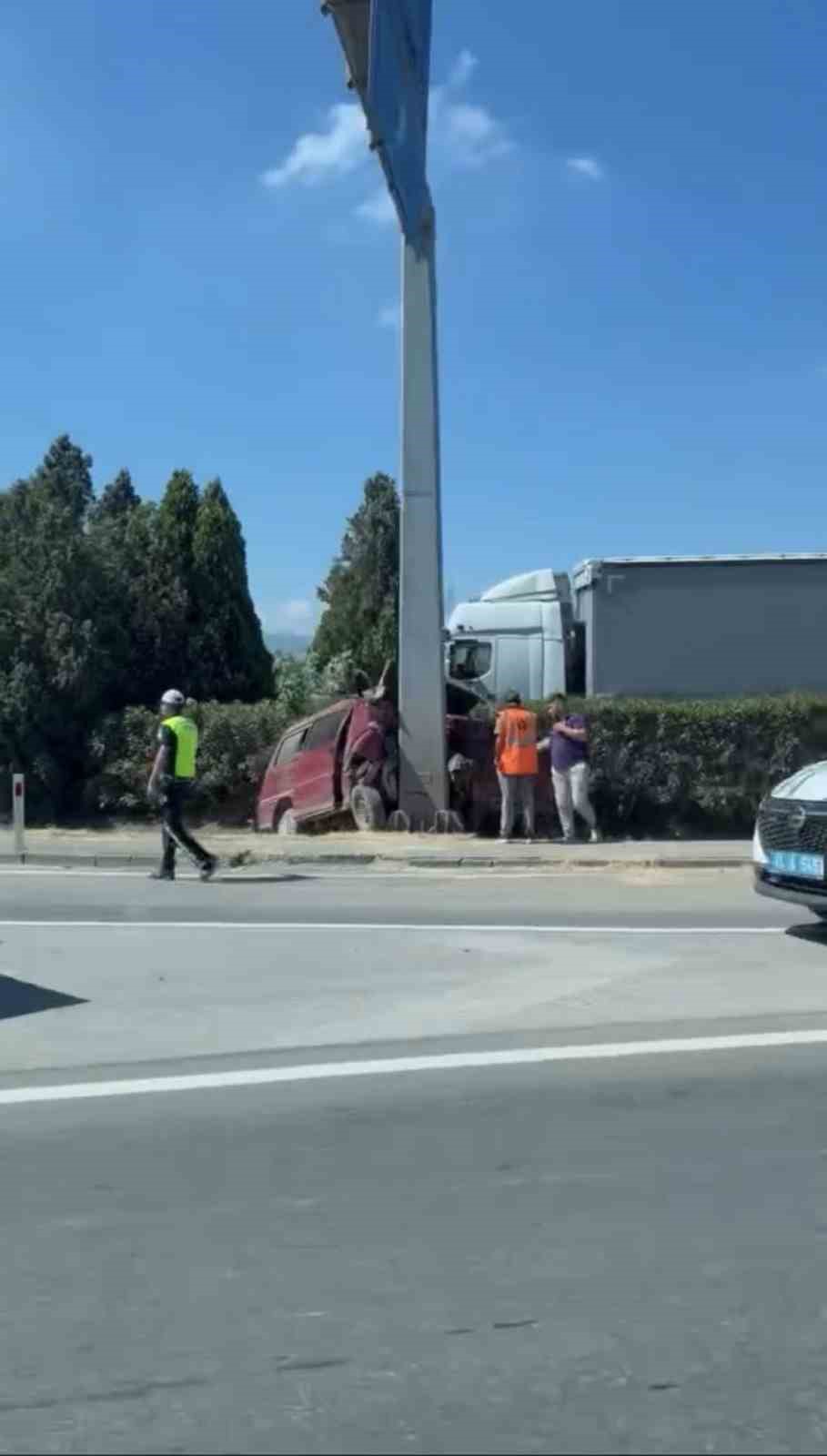 Panelvan yön tabelasına çarptı: 1 ölü, 2 yaralı