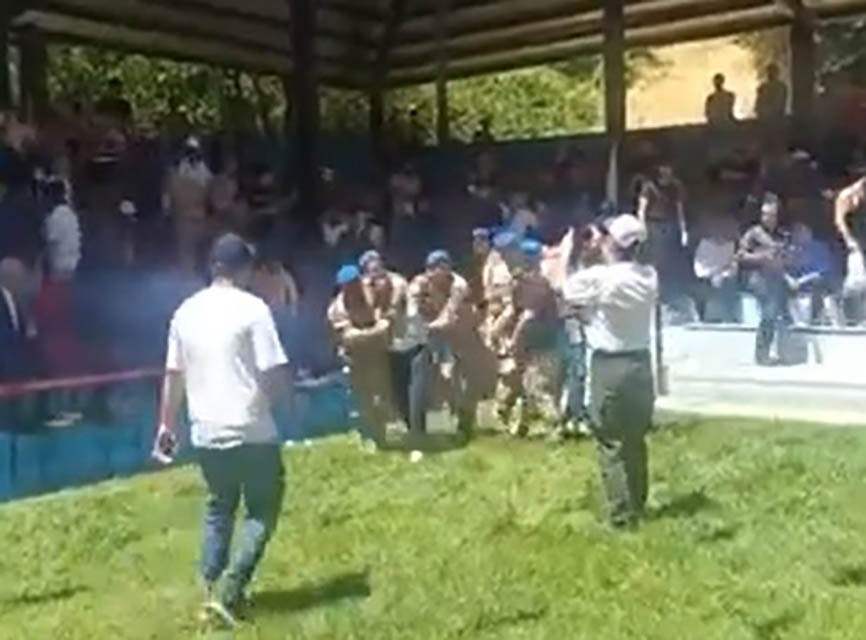 Tartışmalı güreşler olaylı başladı