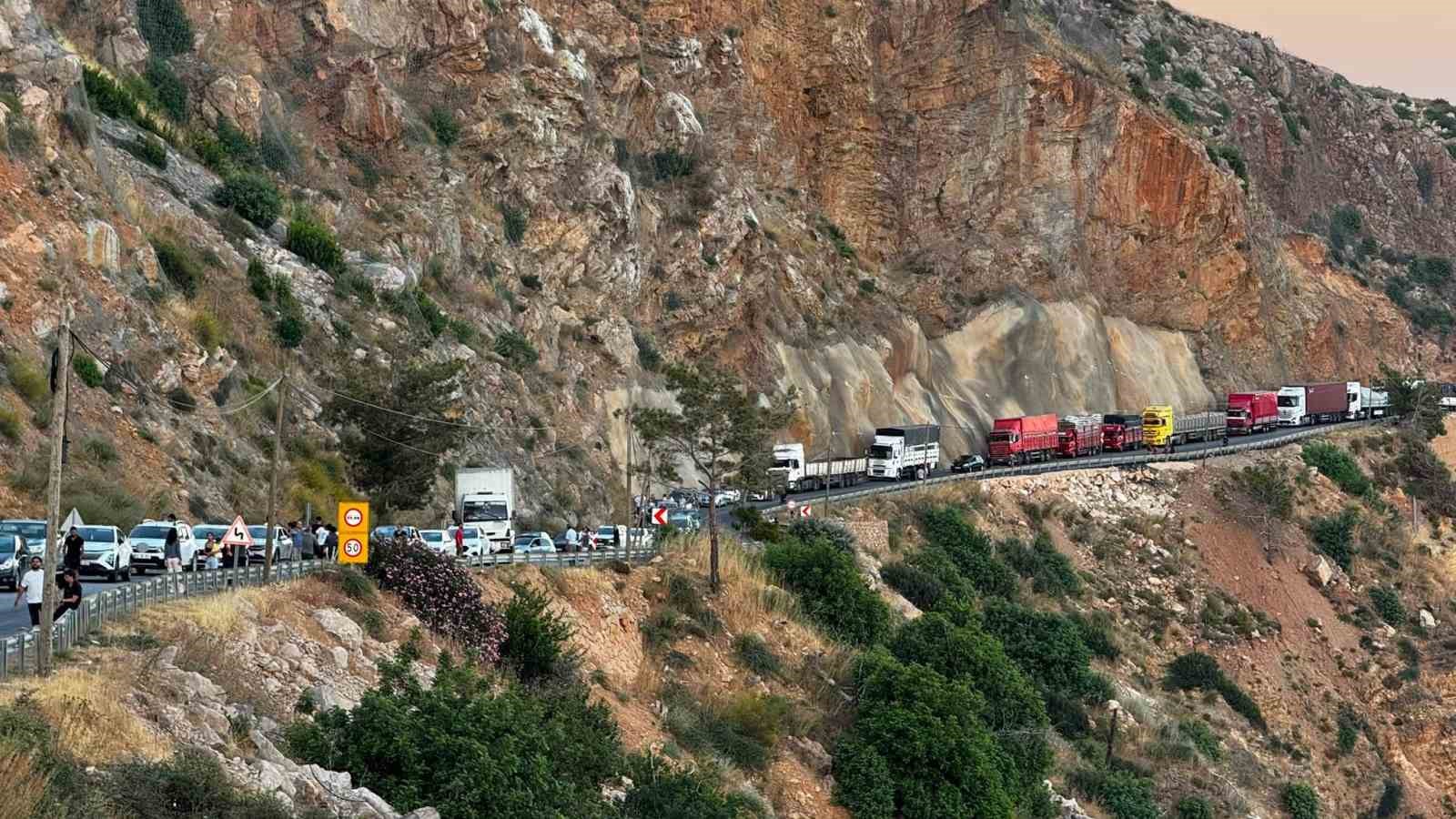 Mersin’de yola akan mazot zincirleme kazaya neden oldu, 4 araç birbirine girdi