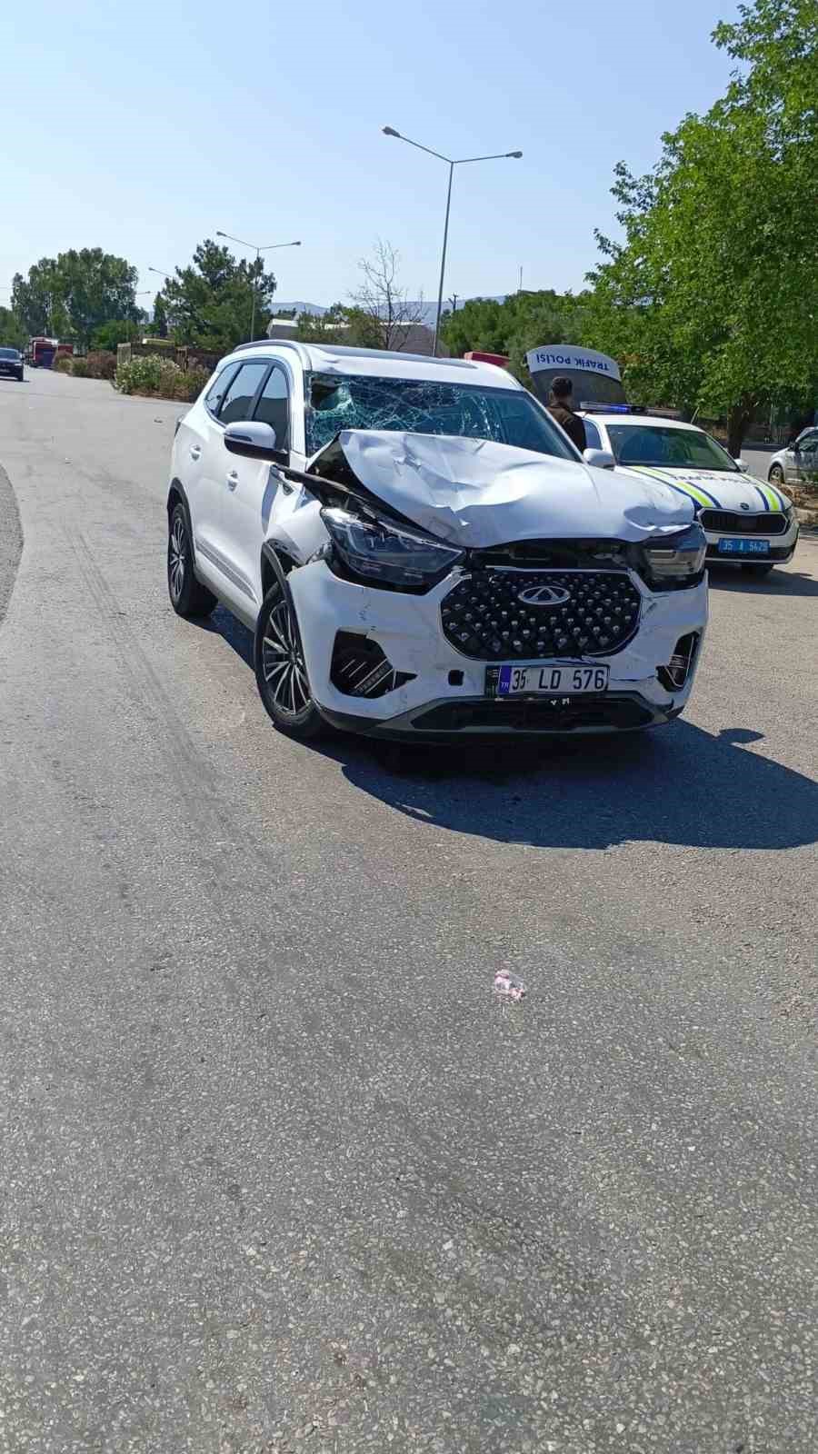 15 yaşındaki çocuğun kullandığı otomobil motosiklete çarptı, sürücü ağır yaralandı