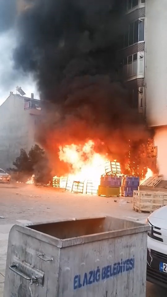 Elazığ’da palet yangını binaya sıçradı: Gökyüzünü kara dumanlar kapladı