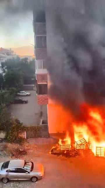 Elazığ’da palet yangını binaya sıçradı: Gökyüzünü kara dumanlar kapladı