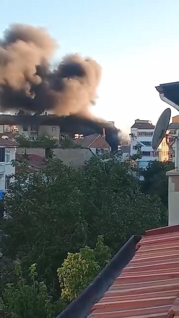 Elazığ’da palet yangını binaya sıçradı: Gökyüzünü kara dumanlar kapladı