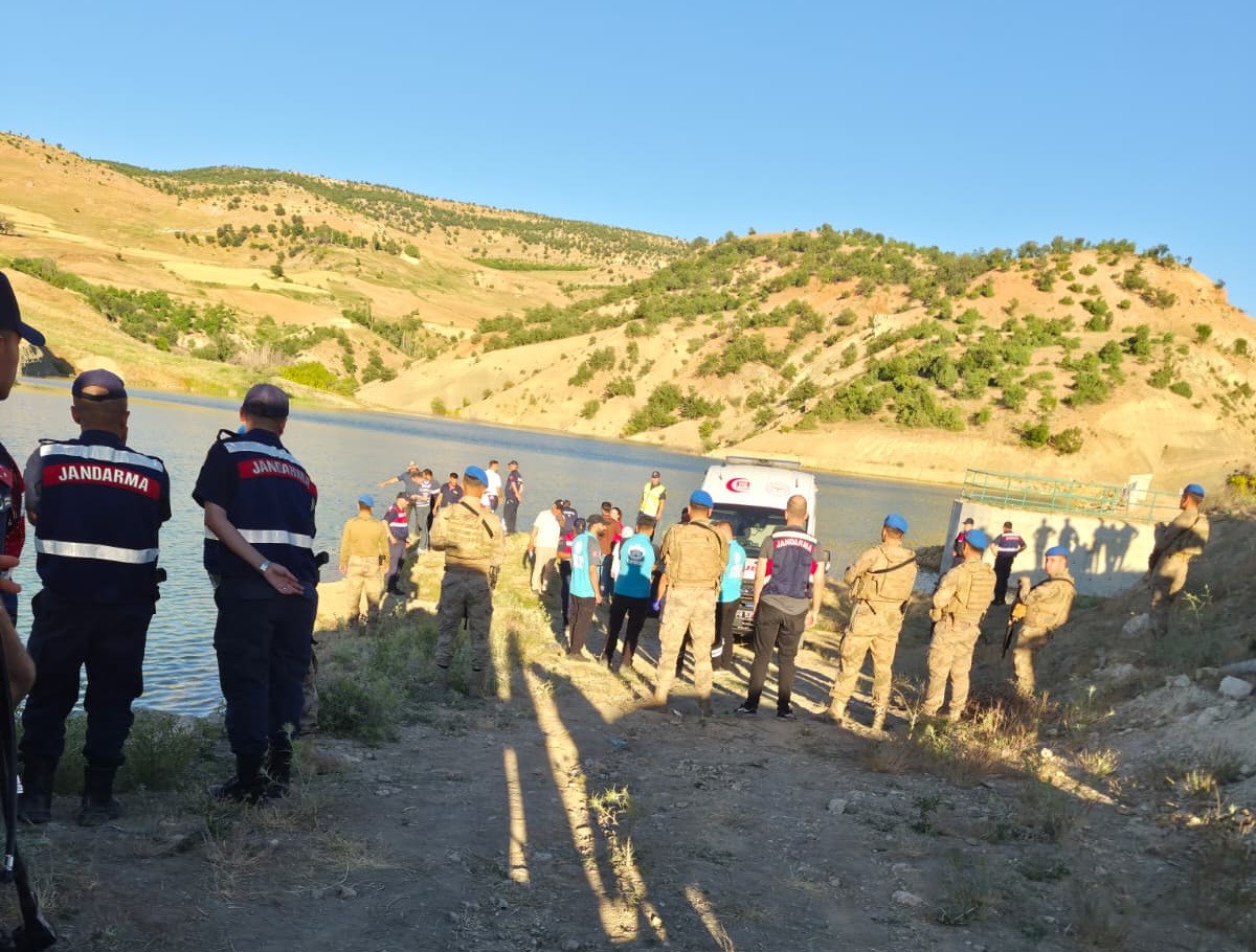 Serinlemek için girdiği gölette boğuldu